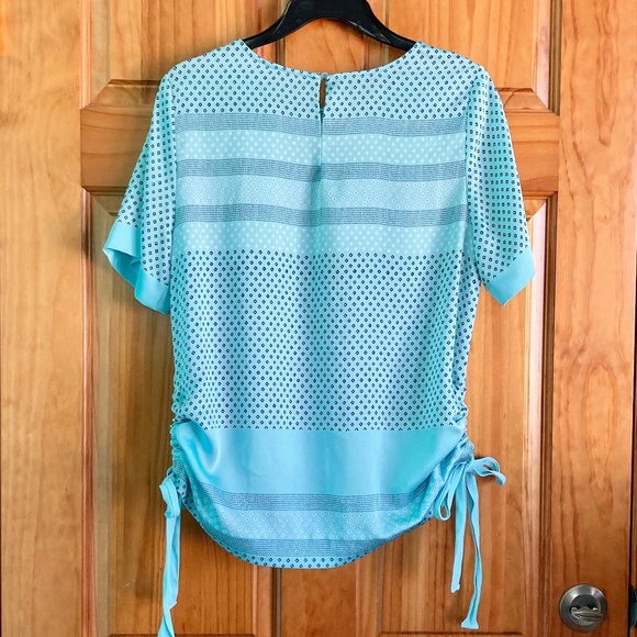 Vince Camuto women’s size small cute blue patterned top with side tie accent - Picture 2 of 8